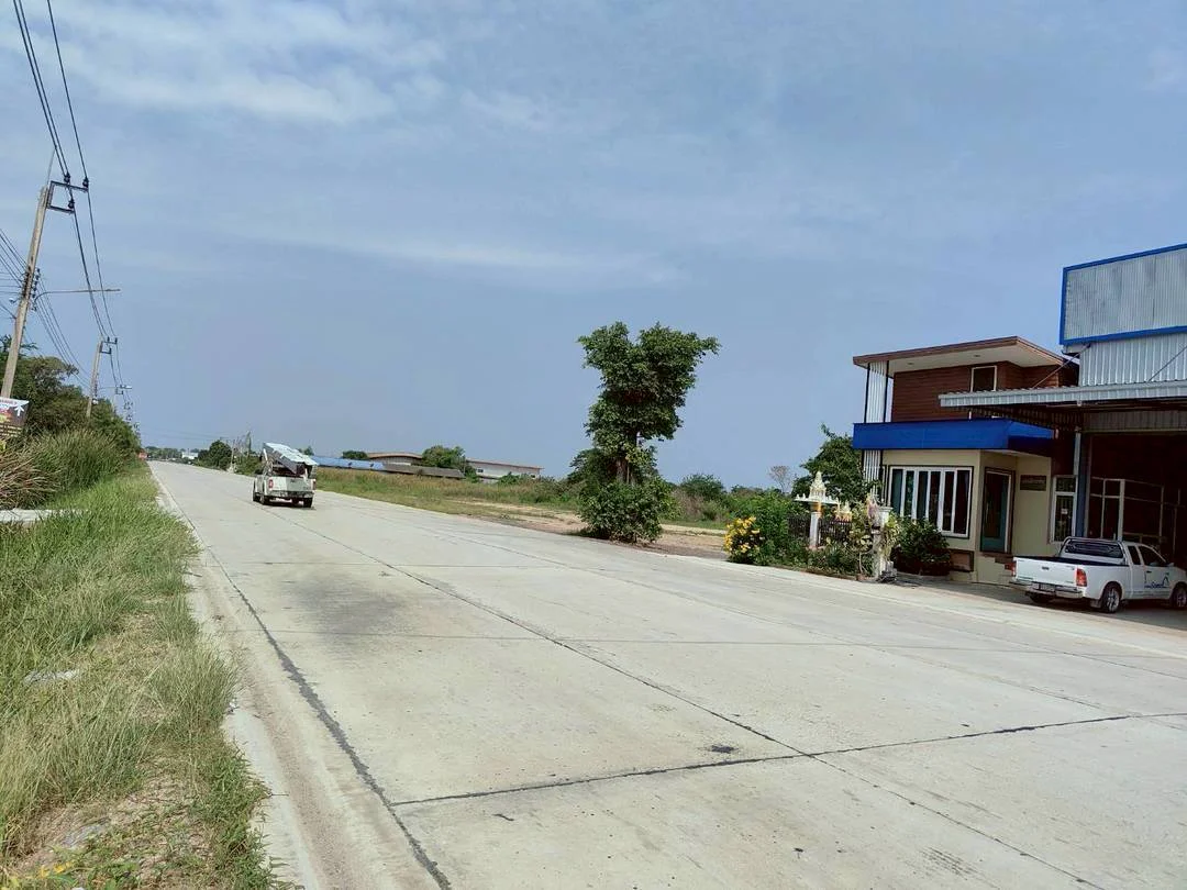 ให้เช่าโกดัง พร้อมสำนักงาน พื้นที่ 359.5 ตร.ม. หนองเพรางาย ไทรน้อย นนทบุรี ถนนเข้า-ออกสะดวก รองรับรถบรรทุก ZB098 - image 2