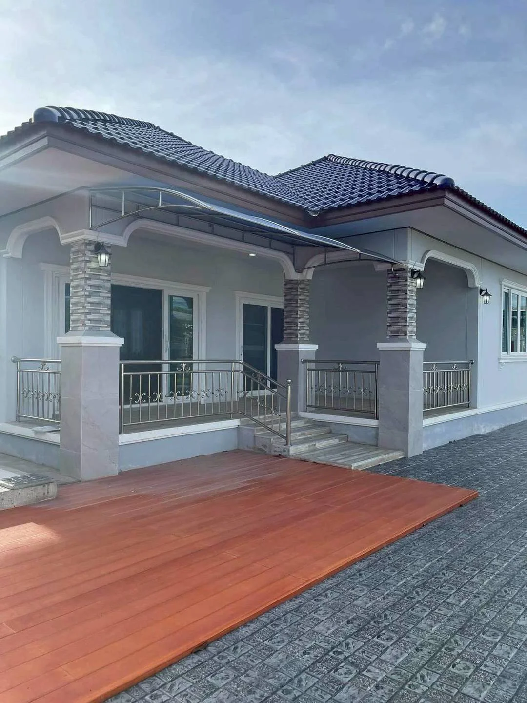 ขายบ้านพูลวิลล่า หลังมุม พื้นที่กว้าง 204.8 ตร.วา. บ้านสร้างใหม่ สไตล์โมเดิร์น พร้อมสระว่ายน้ำส่วนตัว ทำเลศักยภาพ บางหญ้าแพรก สมุทรสาคร - image 2