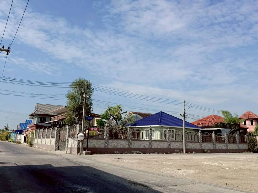 ขายบ้านพูลวิลล่า หลังมุม พื้นที่กว้าง 204.8 ตร.วา. บ้านสร้างใหม่ สไตล์โมเดิร์น พร้อมสระว่ายน้ำส่วนตัว ทำเลศักยภาพ บางหญ้าแพรก สมุทรสาคร - image 10