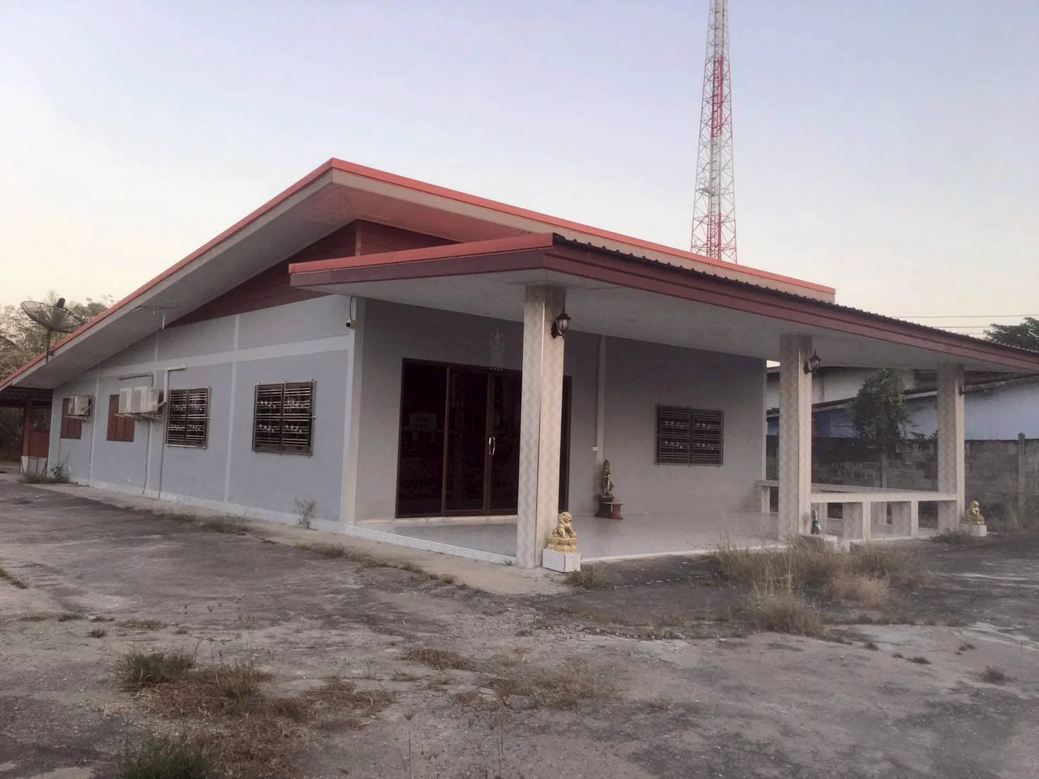 ขายบ้านพร้อมที่ดิน ติดถนน เนื้อที่ 1-0-46.5 ไร่  ตรงข้ามโรงเรียนวัดโนนเหล็ก  เมืองอุทัยธานี    ZK606    - image 2