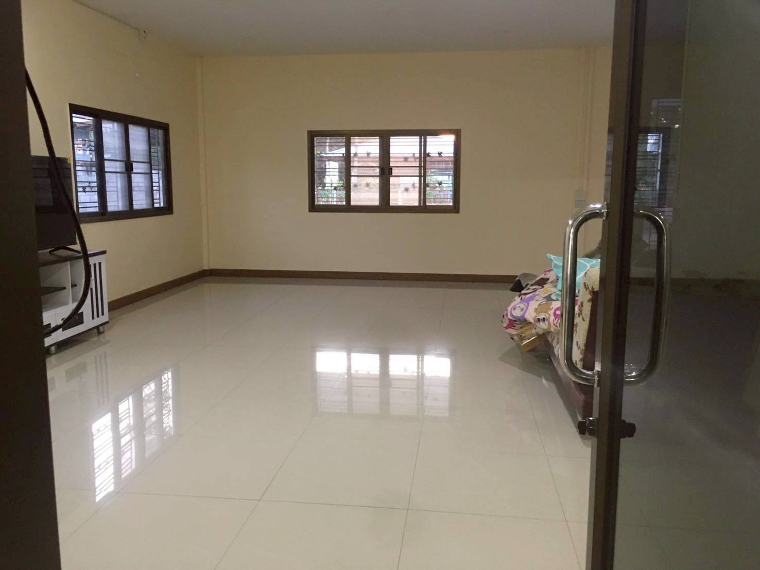 ขายบ้านพร้อมที่ดิน ติดถนน เนื้อที่ 1-0-46.5 ไร่  ตรงข้ามโรงเรียนวัดโนนเหล็ก  เมืองอุทัยธานี    ZK606    - image 3