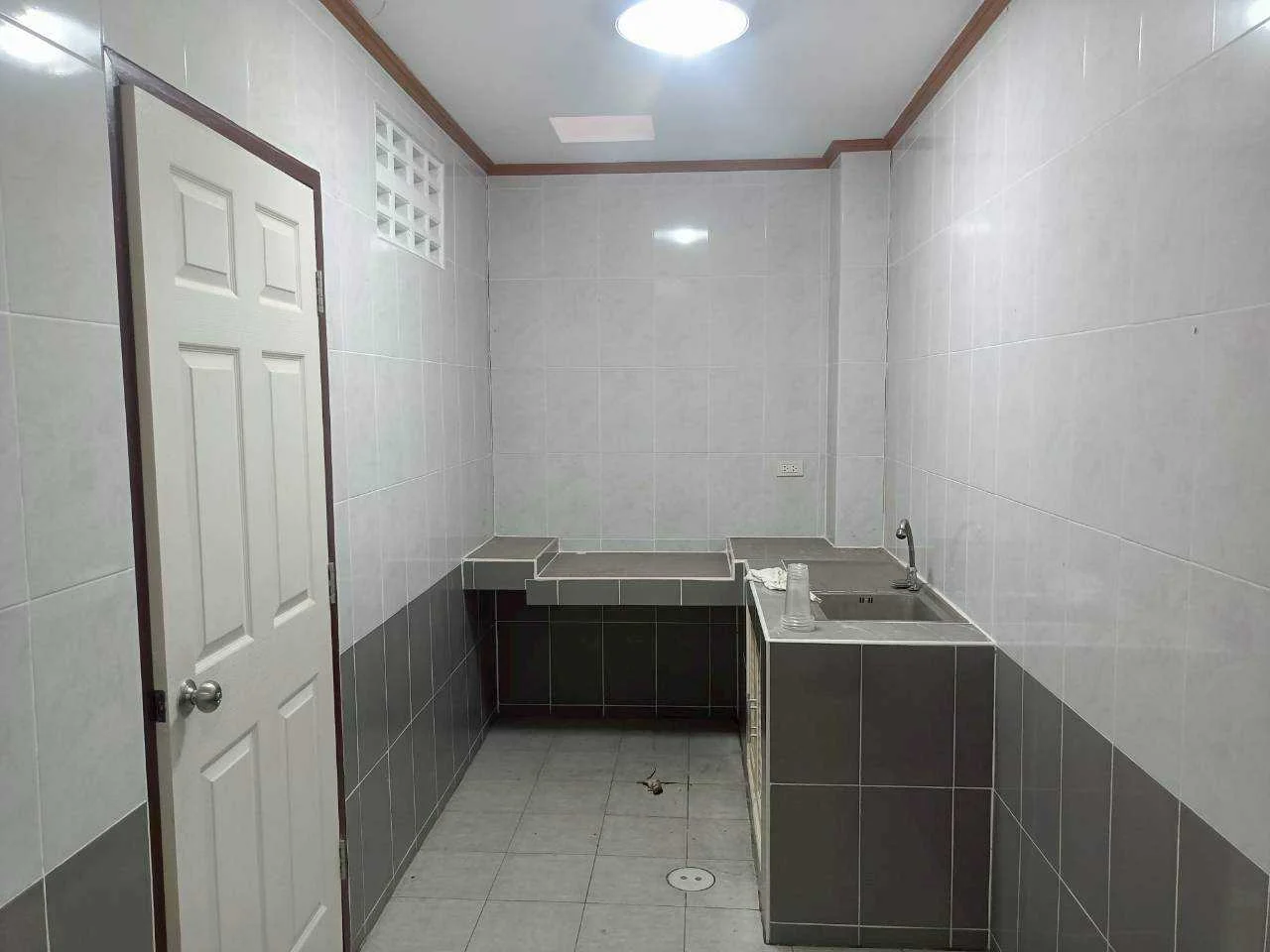 ขายด่วน!! ทาวเฮ้าว์ 2 ชั้น ขนาด 21.42 ตร.ว สภาพใหม่เอี่ยมอยู่ในโครงการ หมู่บ้าน ทัศนีย์ สุขสวัสดิ์ - เเหลมฟ้าผ่า - image 8