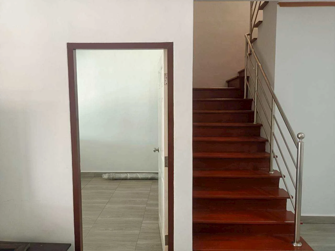 ขายด่วน!! ทาวเฮ้าว์ 2 ชั้น ขนาด 21.42 ตร.ว สภาพใหม่เอี่ยมอยู่ในโครงการ หมู่บ้าน ทัศนีย์ สุขสวัสดิ์ - เเหลมฟ้าผ่า - image 7