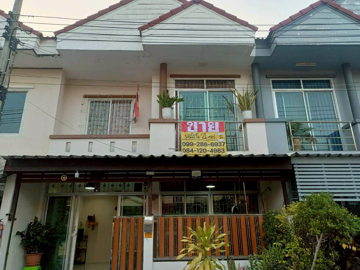 ขายด่วน!! ทาวน์เฮ้าส์ 2 ชั้น 21. ตร.ว พร้อมอยู่ หมู่บ้านรุ่งเรืองวิลล่า ถนนบ้านคลองสวน ประชาอุทิศ 90 อ.พระสมุทรเจดีย์