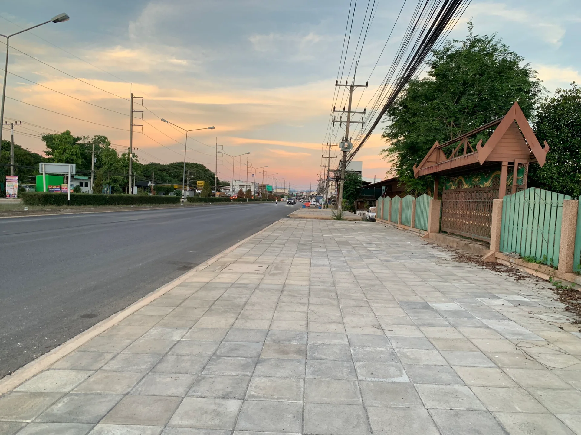 ขายที่ดิน 3 ไร่ ติดถนนสี่เลน ใกล้ Big C น่าน ทำเลดีมากๆ ทำเลนี้หาไม่ได้อีกแล้ว พื้นดินแน่น ถมสูง ล้อมรั้วไว้อย่างดี - image 2