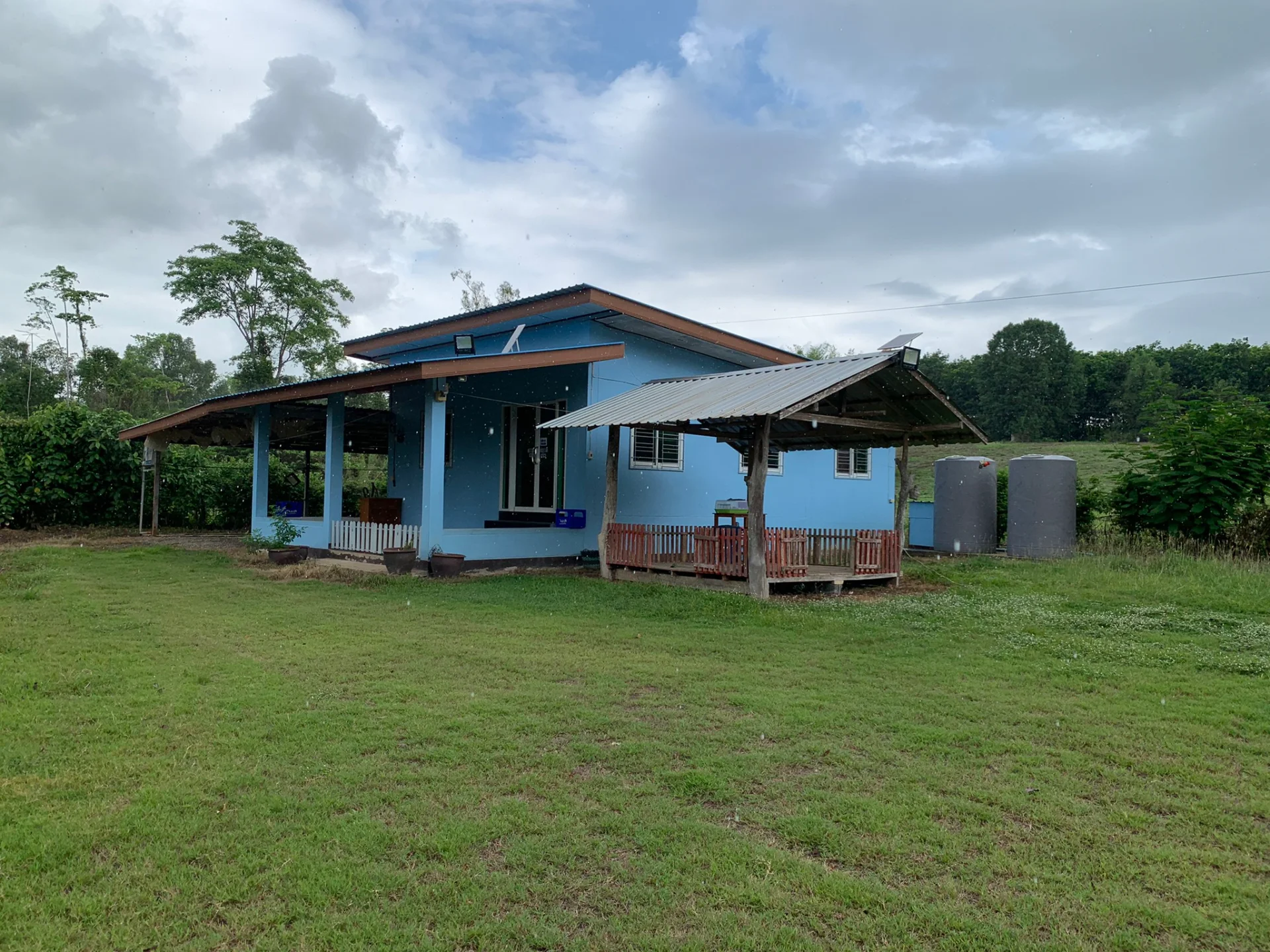 ขายที่ดิน 6 ไร่ พร้อมบ้านพัก 5 หลัง อยู่ติดถนนใหญ่ ใกล้ชุมชน ใกล้แหล่งท่องเที่ยวสำคัญ จ.น่าน ใกล้วัดศรีมงคล(วัดบ้านก๋ง) - image 2