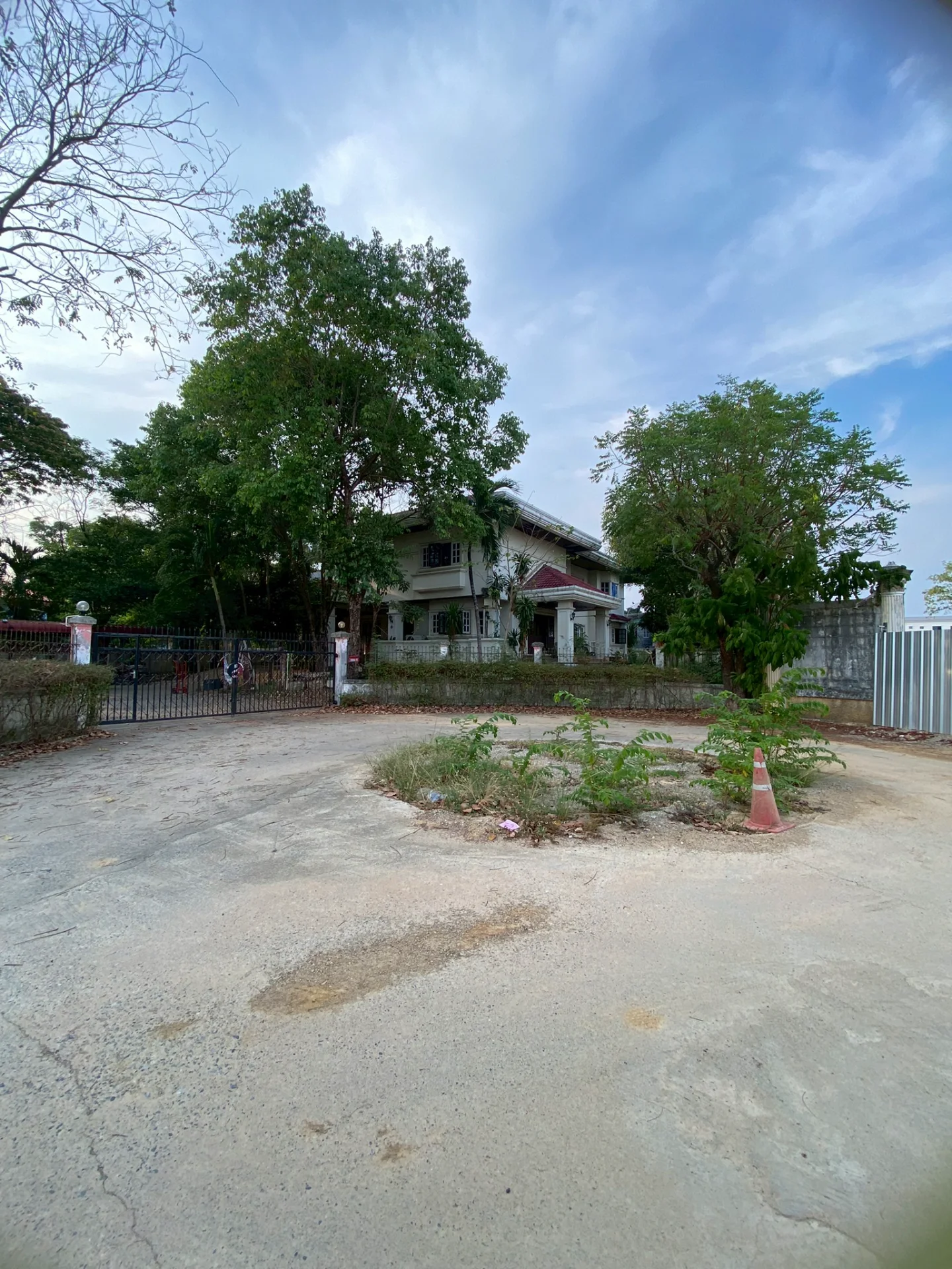 ขายที่ดินพร้อมสิ่งปลูกสร้าง เนื้อที่ 1-2-83 ไร่ ทำเลส่วนตัว  ติดถนนเฉลิมพระเกียรติ ร.9 ซอย62   ประเวศ  ZY241 - image 3