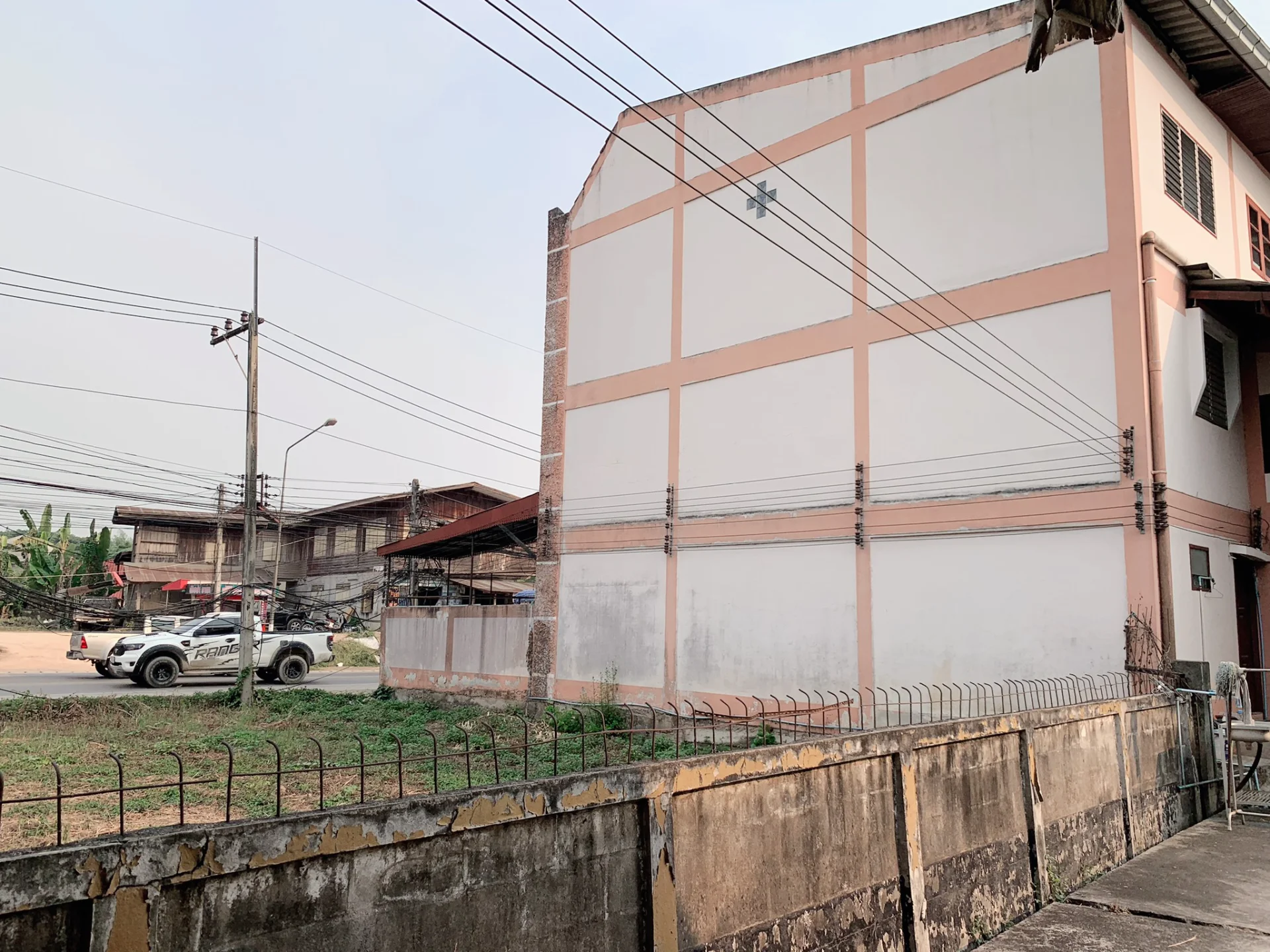 ขายอาคารพาณิชย์ 267 ตรว. 2 ชั้นครึ่ง 7 คูหาครึ่ง พร้อมส่วนต่อเติมด้านหลังและโรงจอดรถ จ.น่าน - image 6