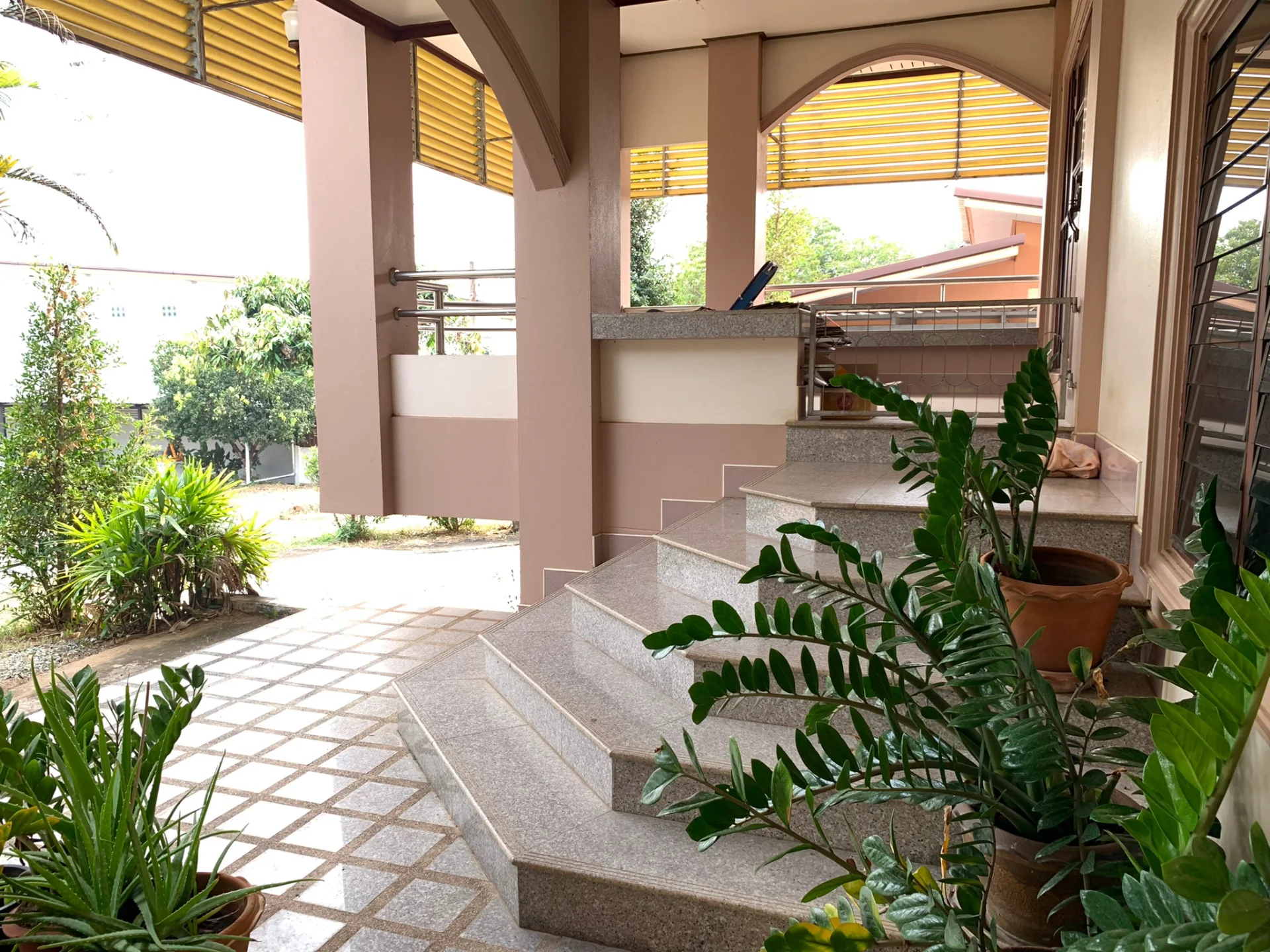 ขายบ้านพร้อมที่ดินเกือบ 3 ไร่ ติดถนน อยู่ใกล้เมืองน่าน 4 ห้องนอน 2 ห้องน้ำ - image 7