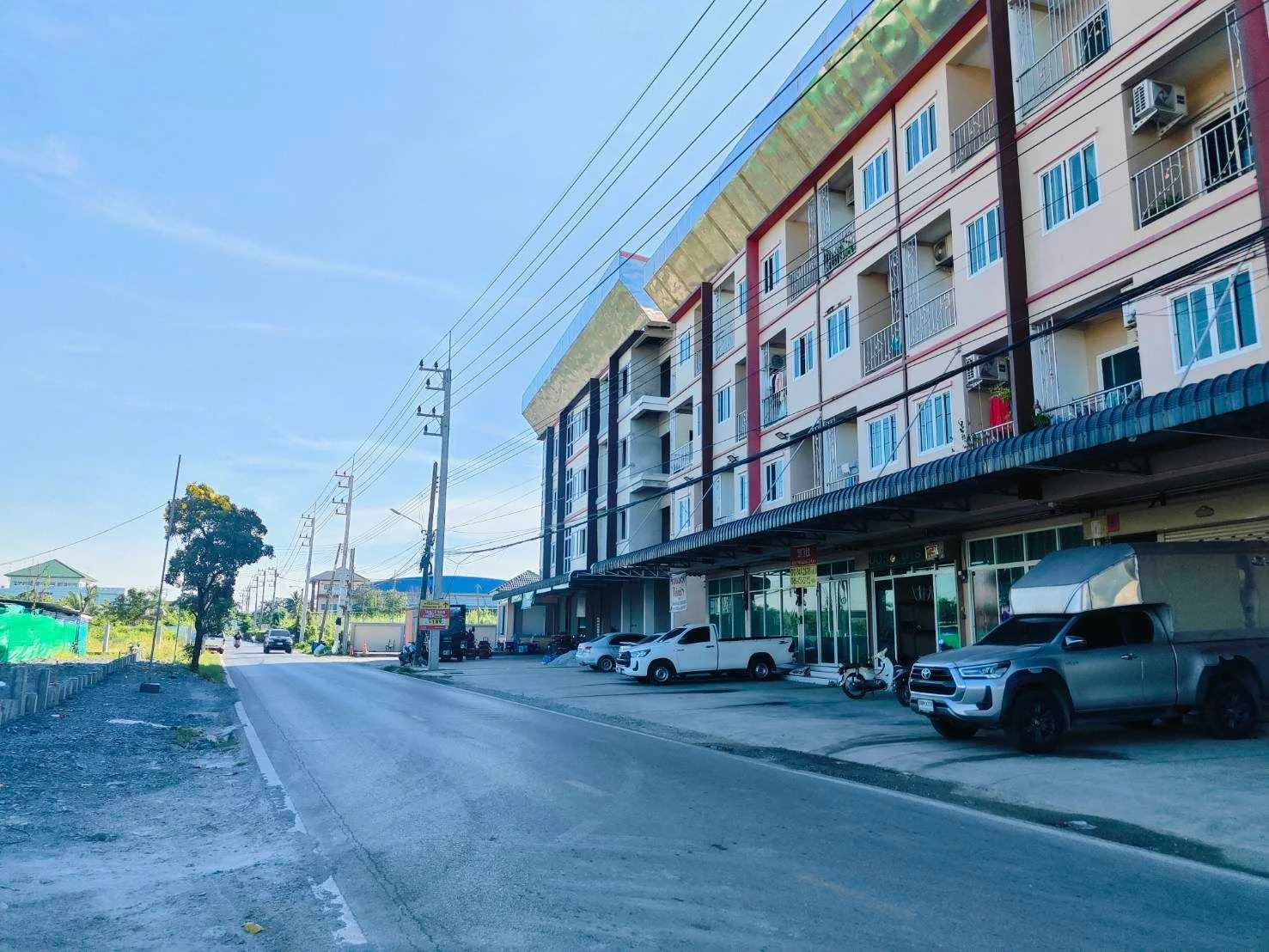 ขายที่ดินพร้อมอาคารพาณิชย์ 4 ชั้น 1 คูหา หน้าหมู่บ้านคู่ขวัญหรรษา 6 เพชรเกษม 81 ย่านชุมชน มีที่จอดรถ เดินทางสะดวก  - image 2