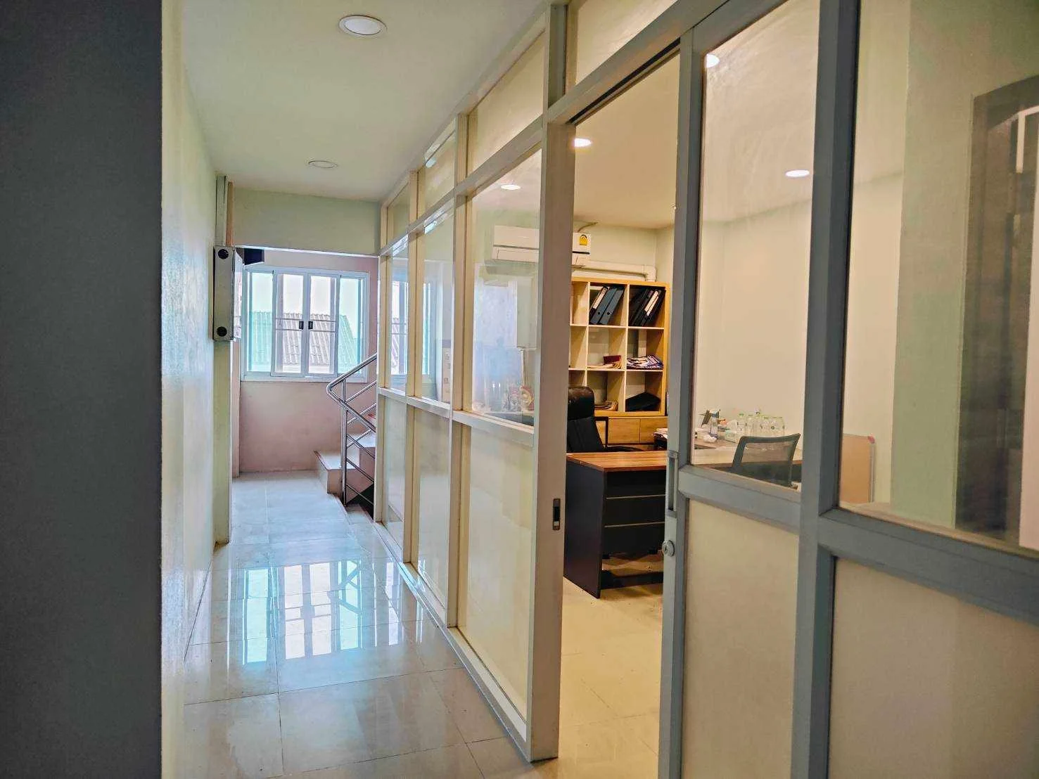 ขายห้องเช่า อาคารพาณิชย์ 4 ชั้น 3 คูหา หน้าหมู่บ้านคู่ขวัญหรรษา 6 เพชรเกษม 81 ย่านชุมชน มีที่จอดรถ เดินทางสะดวก - image 2