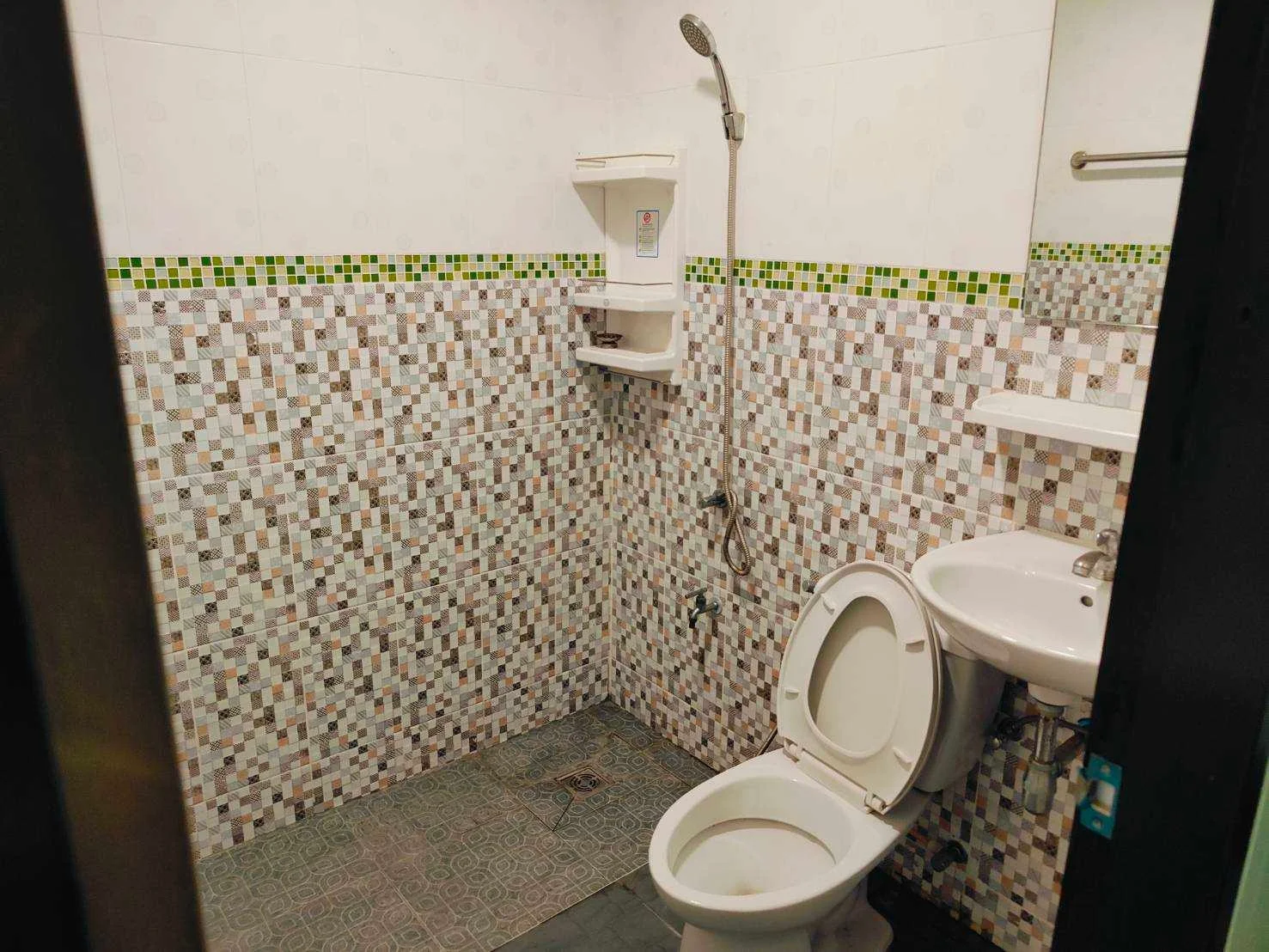 ขายห้องเช่า อาคารพาณิชย์ 4 ชั้น 3 คูหา หน้าหมู่บ้านคู่ขวัญหรรษา 6 เพชรเกษม 81 ย่านชุมชน มีที่จอดรถ เดินทางสะดวก - image 5