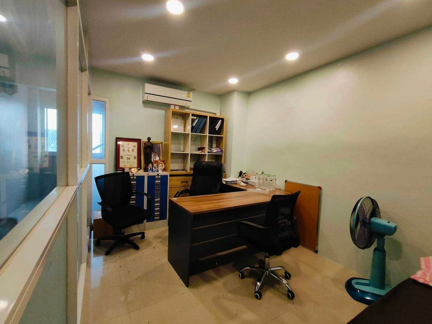 ขายห้องเช่า อาคารพาณิชย์ 4 ชั้น 3 คูหา หน้าหมู่บ้านคู่ขวัญหรรษา 6 เพชรเกษม 81 ย่านชุมชน มีที่จอดรถ เดินทางสะดวก - image 3