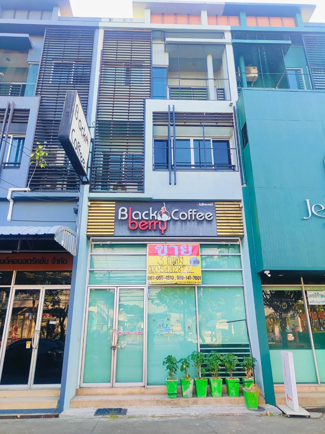 ขายอาคาร 3.5 ชั้น 19.9 ตร.วา เพชรเกษม 81 ใกล้ BTS หลักสอง มีที่จอดรถ มีการตกแต่งร้านกาแฟ พร้อมเฟอร์นิเจอร์และอุปกรณ์