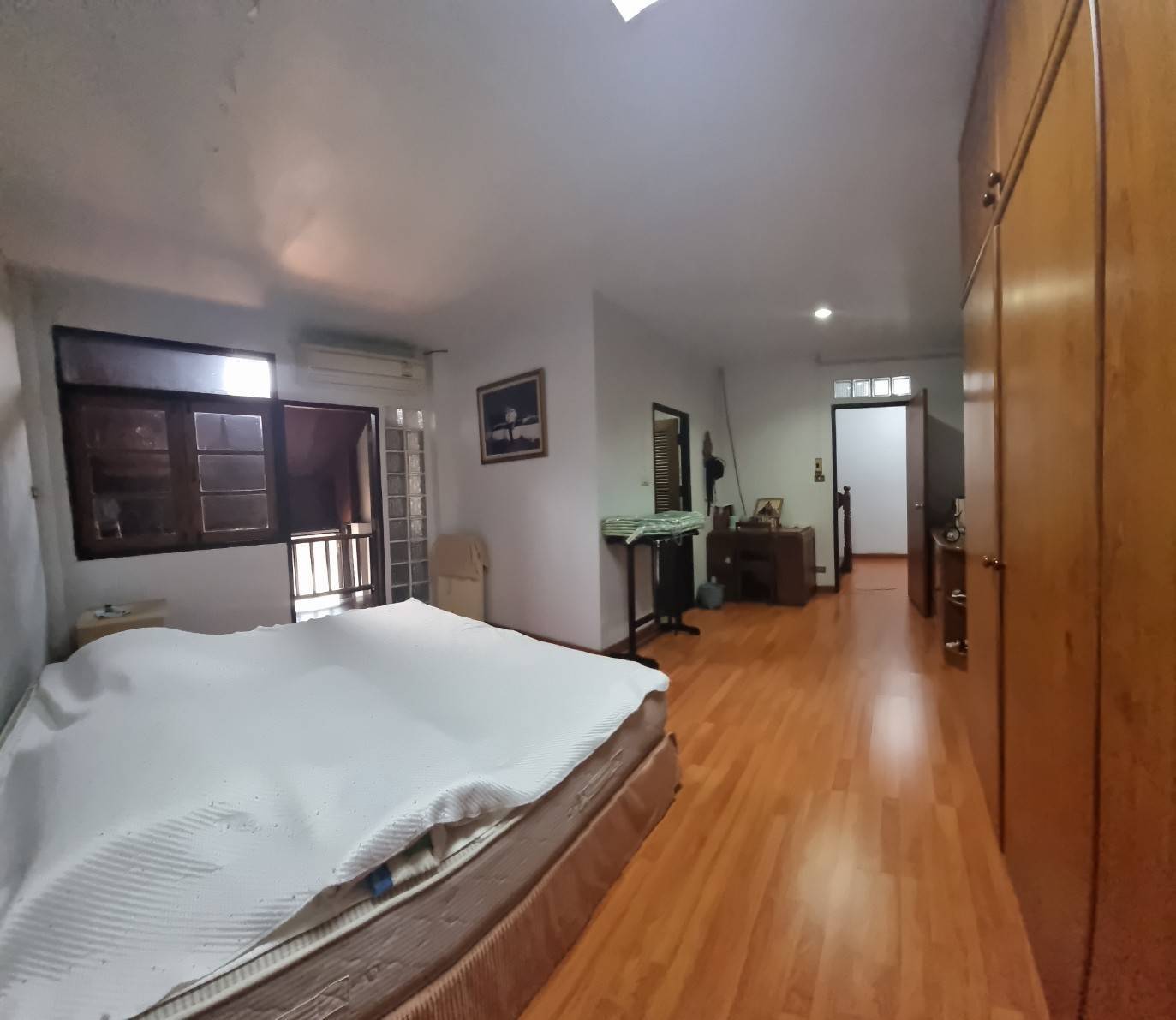 ขายทาวน์เฮ้าส์ 4 ชั้น 29 ตรว. ต่อเติมสวย 5 ห้องนอน 6 ห้องน้ำ ชั้นล่างพื้นหินอ่อน ห้องนอนพื้นไม้ปาเก้ - image 8