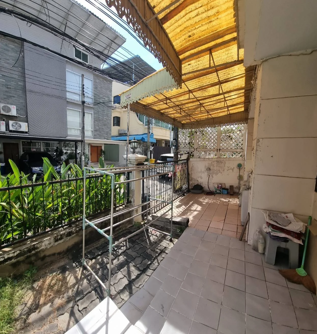 ขายทาวน์เฮ้าส์ 4 ชั้น 29 ตรว. ต่อเติมสวย 5 ห้องนอน 6 ห้องน้ำ ชั้นล่างพื้นหินอ่อน ห้องนอนพื้นไม้ปาเก้ - image 10