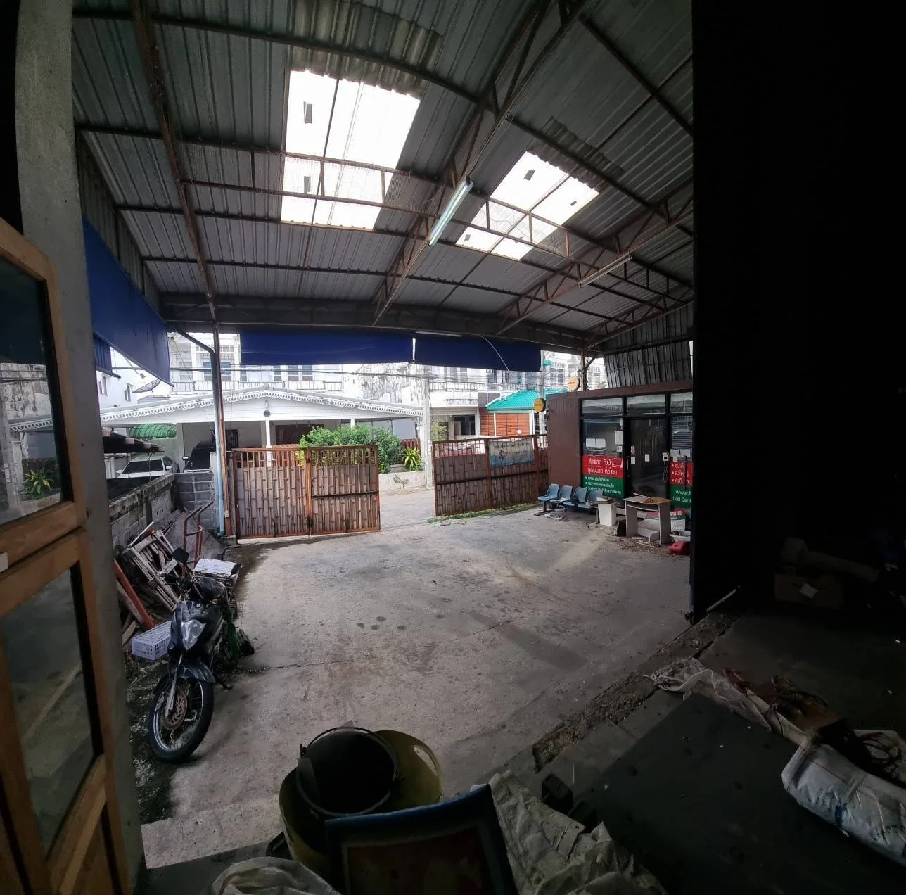 ขายด่วน! โกดังพร้อมใช้งาน  ขนาด 91 ตารางวา  2 ห้องน้ำ  พร้อมห้องออฟฟิศในตัว บนทำเลศักยภาพสูงในซอยพระยาสุเรนทร์ 14 - image 5