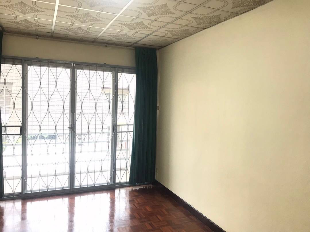 ขายด่วน ทาวน์เฮ้าส์ 2 ชั้น เนื้อที่ 21 ตารางวา ซอยลาดพร้าว 33 - image 2