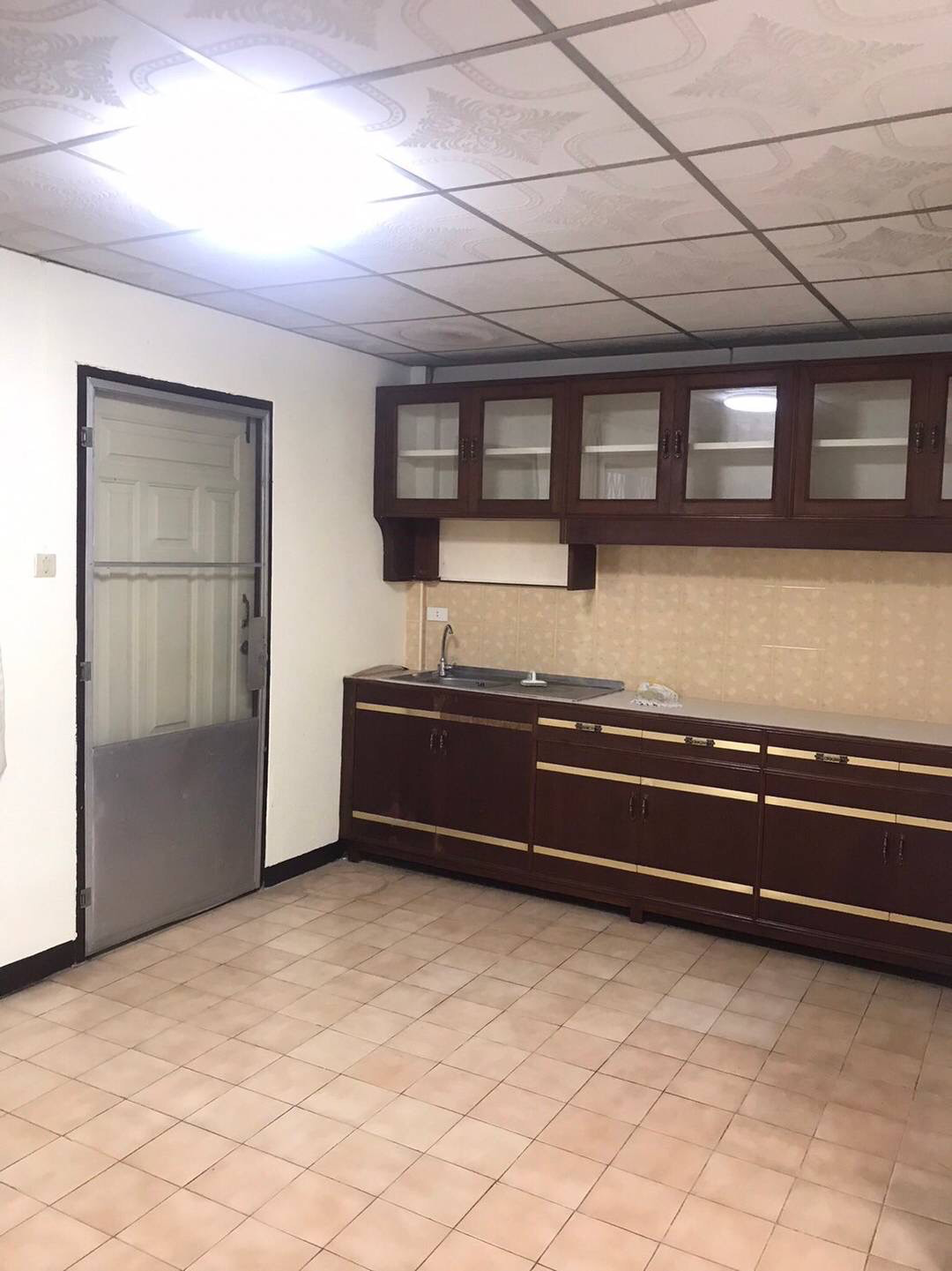 ขายด่วน ทาวน์เฮ้าส์ 2 ชั้น เนื้อที่ 21 ตารางวา ซอยลาดพร้าว 33 - image 3