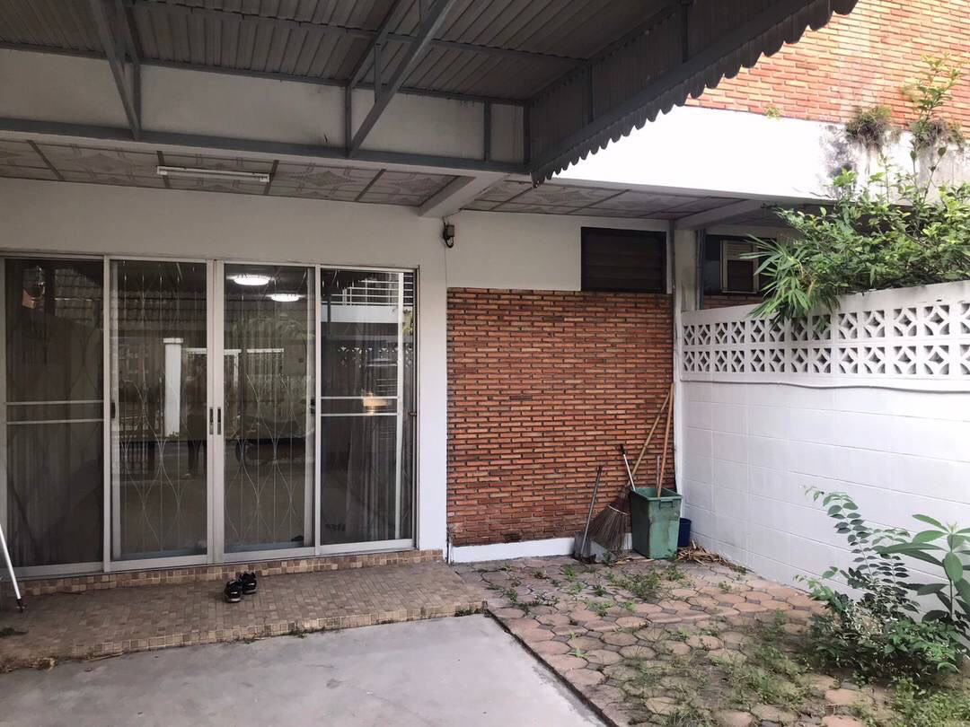 ขายด่วน ทาวน์เฮ้าส์ 2 ชั้น เนื้อที่ 21 ตารางวา ซอยลาดพร้าว 33 - image 5