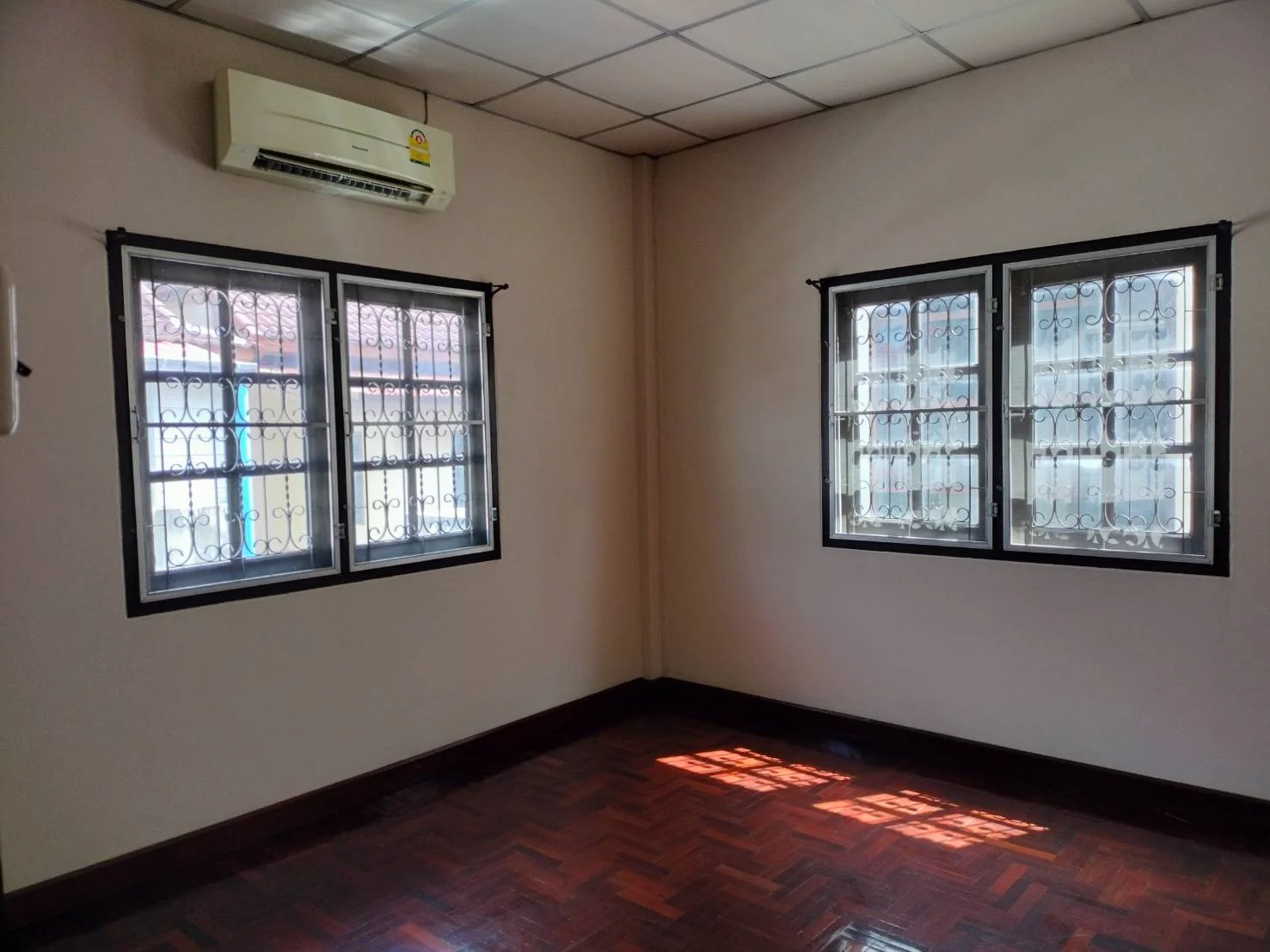 บ้านเดี่ยว 2 ชั้น “หมู่บ้านการุณรังษี” ทำเลทองกลางเมือง 50 ตารางวา ต่อเติมเต็ม - image 4