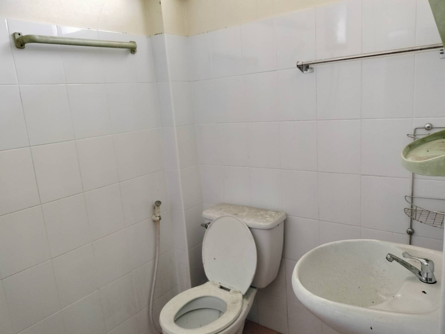 ขาย ทาวน์เฮ้าส์ 2 ชั้นครึ่ง ติดกระจก ปูกระเบื้องครบ - image 2