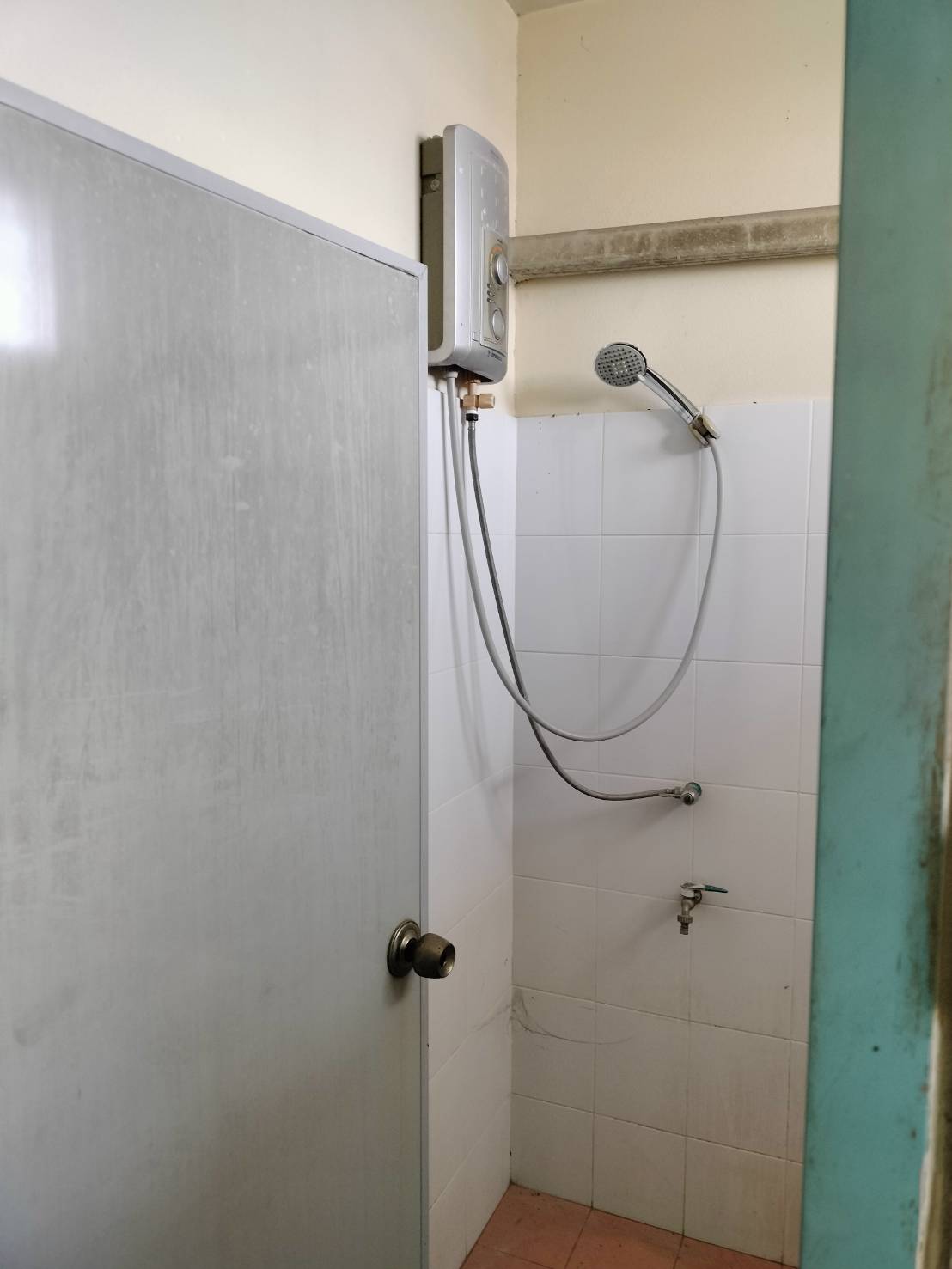 ขาย ทาวน์เฮ้าส์ 2 ชั้นครึ่ง ติดกระจก ปูกระเบื้องครบ - image 3