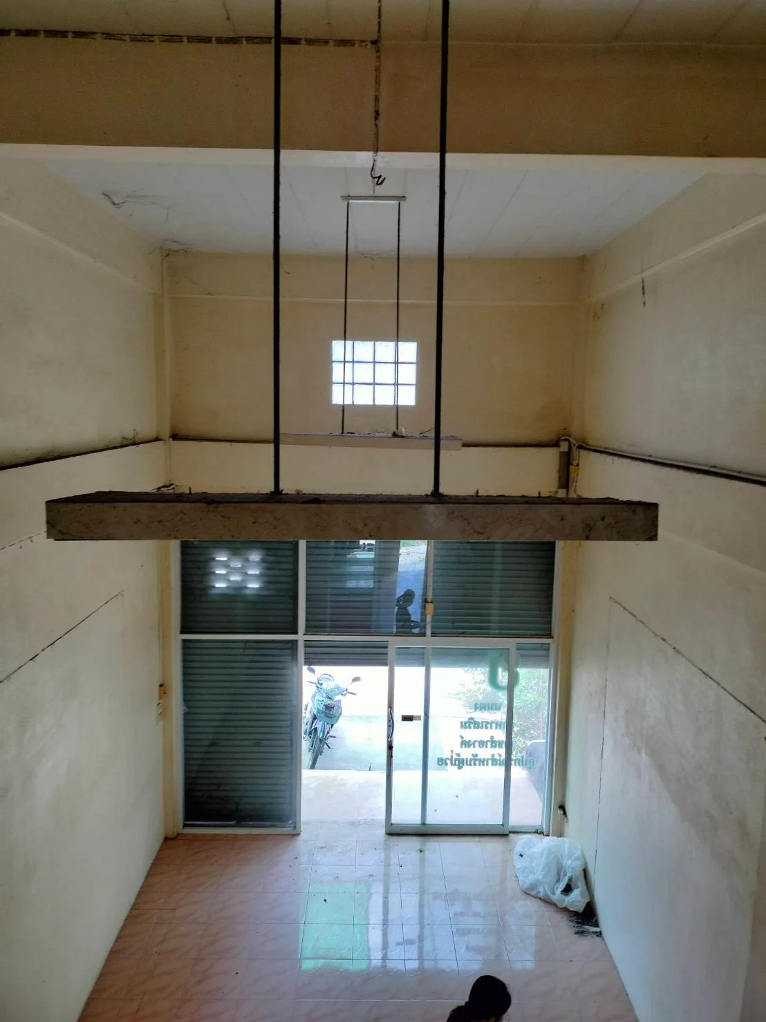 ขาย ทาวน์เฮ้าส์ 2 ชั้นครึ่ง ติดกระจก ปูกระเบื้องครบ - image 4