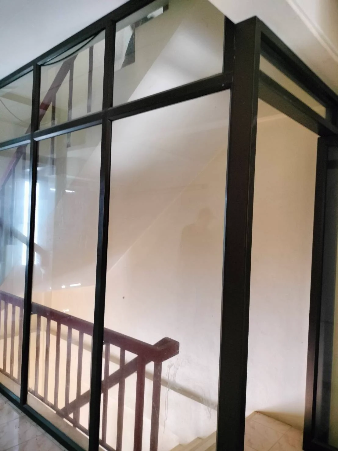 ขาย ทาวน์เฮ้าส์ 2 ชั้นครึ่ง ติดกระจก ปูกระเบื้องครบ - image 5