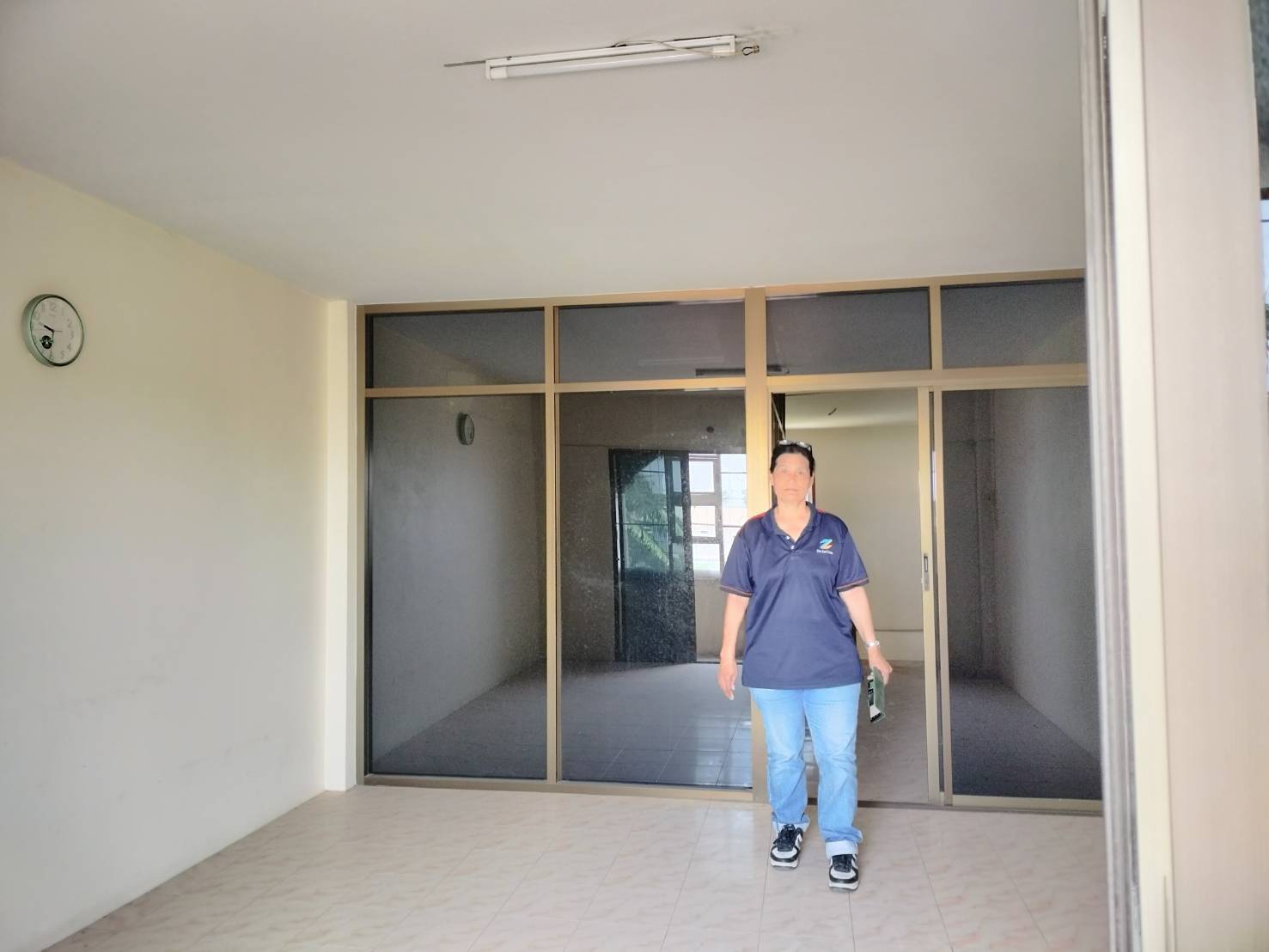 ขาย ทาวน์เฮ้าส์ 2 ชั้นครึ่ง ติดกระจก ปูกระเบื้องครบ - image 6