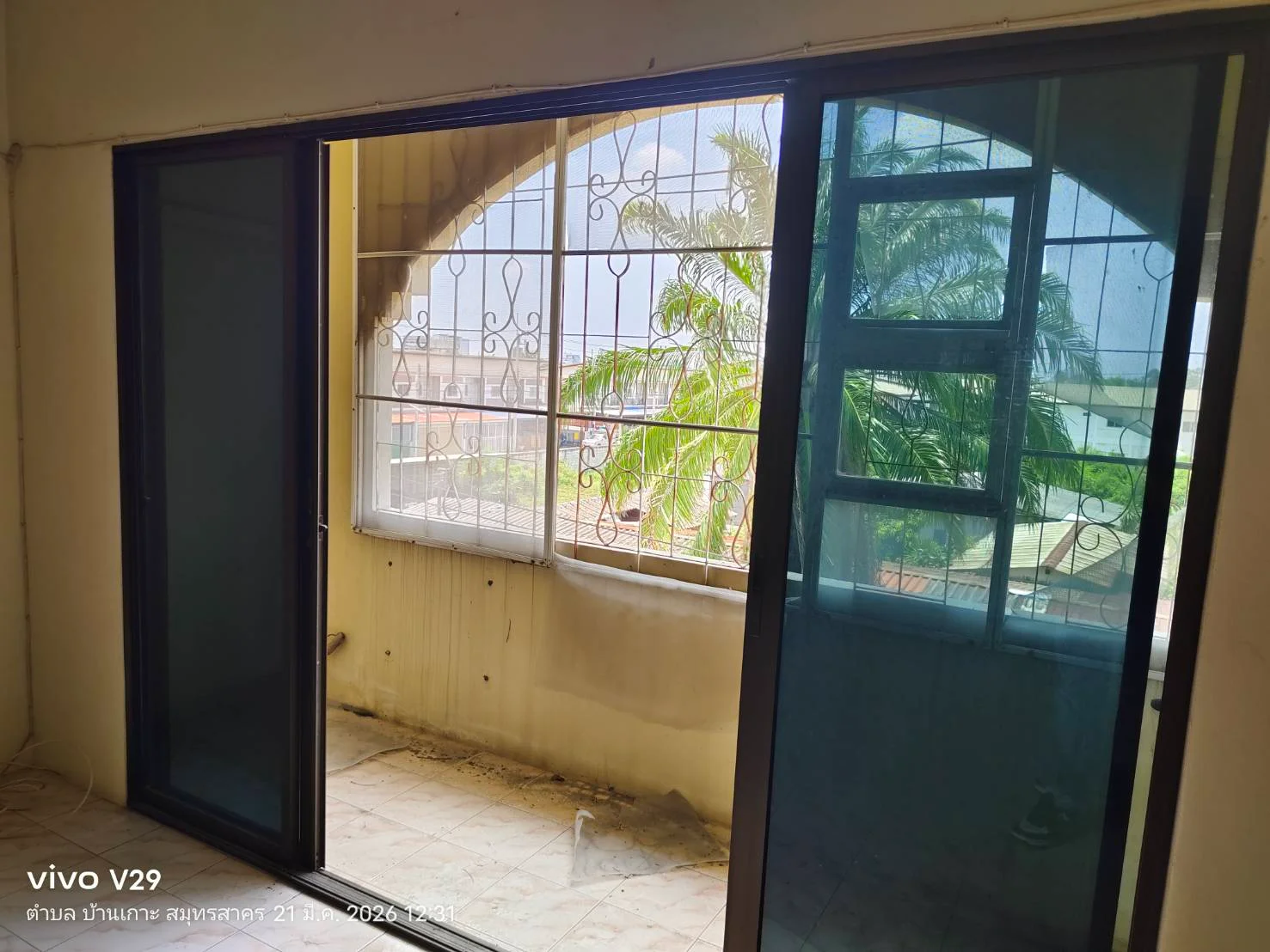 ขาย ทาวน์เฮ้าส์ 2 ชั้นครึ่ง ติดกระจก ปูกระเบื้องครบ - image 7