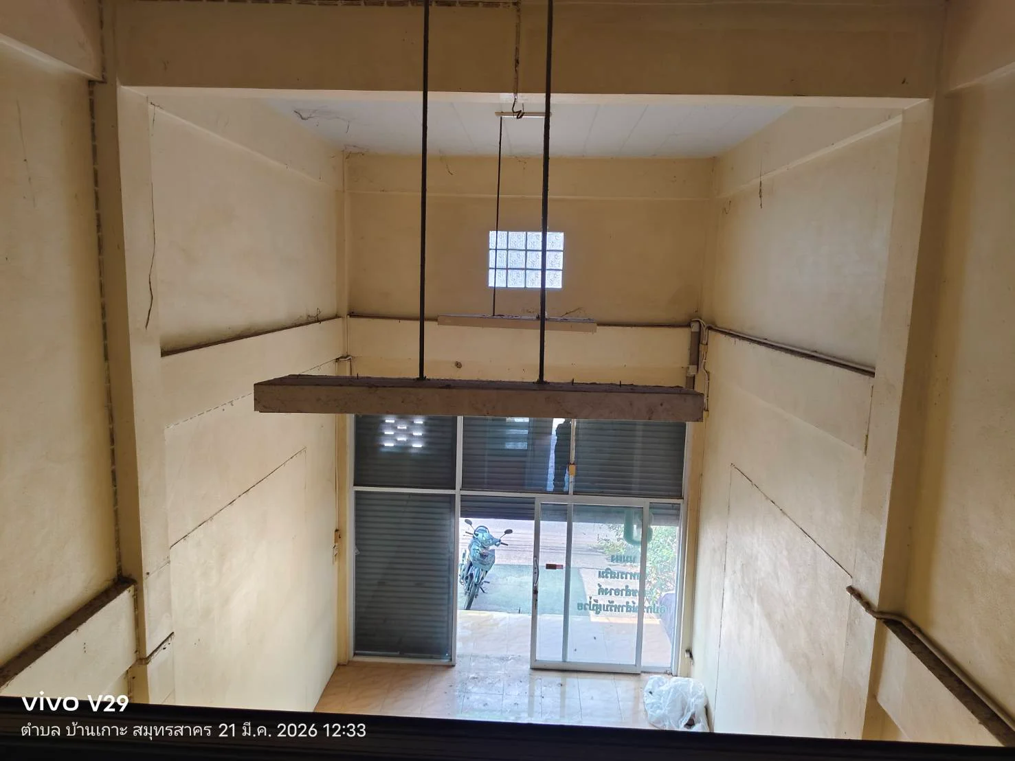 ขาย ทาวน์เฮ้าส์ 2 ชั้นครึ่ง ติดกระจก ปูกระเบื้องครบ - image 8