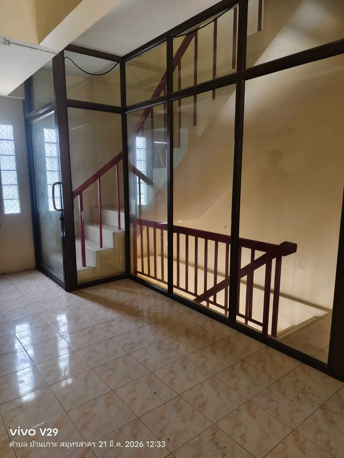 ขาย ทาวน์เฮ้าส์ 2 ชั้นครึ่ง ติดกระจก ปูกระเบื้องครบ - image 9