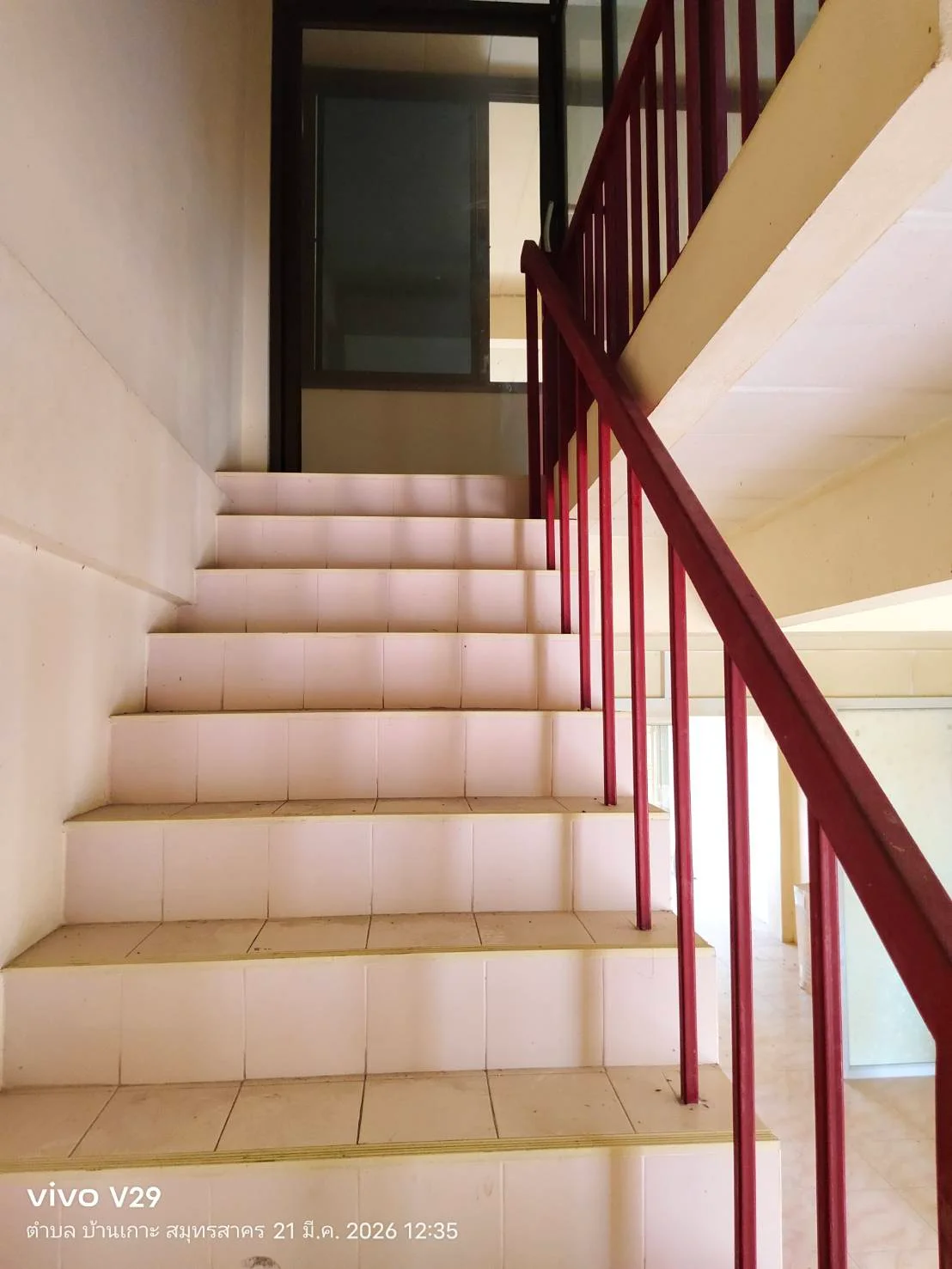 ขาย ทาวน์เฮ้าส์ 2 ชั้นครึ่ง ติดกระจก ปูกระเบื้องครบ - image 10