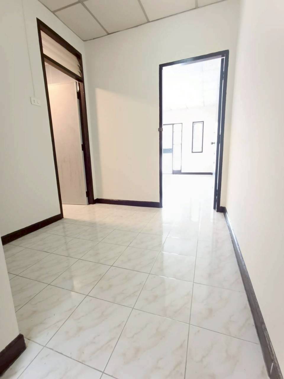 ขาย ทาวน์เฮ้าส์ 2 นอน 2 น้ำ พร้อมเข้าอยู่  หมู่บ้านเคซี1 ซอย15  รามอินทรา วัชรพล สายไหม หทัยราษฎร์  - image 5