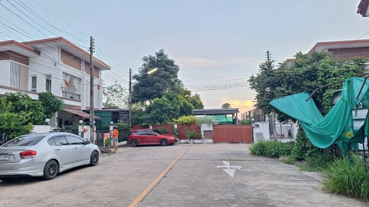 ขายด่วน านแฝด 2 ชั้น 4 นอน 4 น้ำ 36 ตร.วา หมู่บ้านภัสสร หลังสนามกีฬาขอนแก่น - image 10